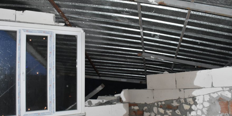 BAŞAKŞEHİR'DE 2 KATLI BİNANIN ÇATISI BAŞKA BİNANIN ÇATISINA UÇTU