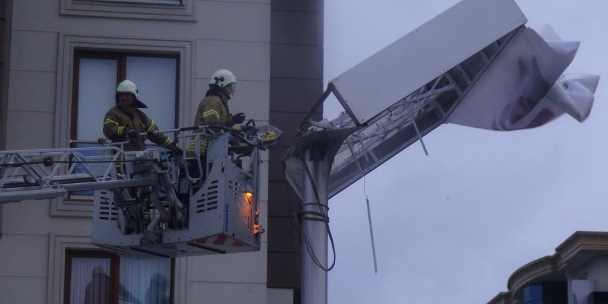 SİLİVRİ'DE FIRTINA VATANDAŞLARA ZOR ANLAR YAŞATTI