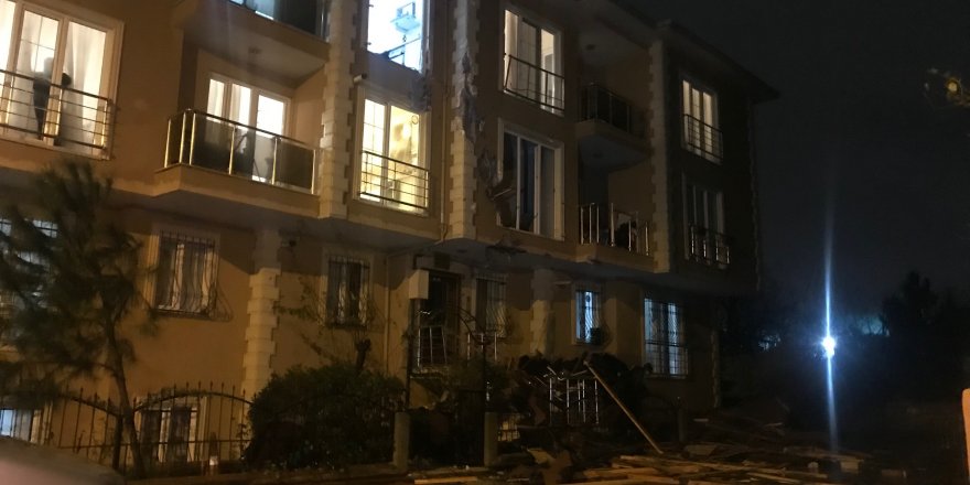 ÇEKMEKÖY'DE UÇAN ÇATI 100 METRE İLERİDEKİ BİNANIN İÇİNE GİRDİ