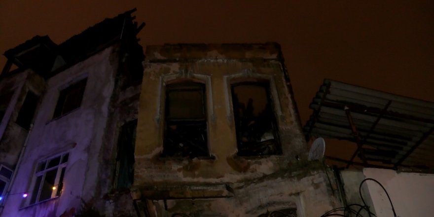 BALAT'TA METRUK BİNANIN ÇATISI ÇÖKTÜ