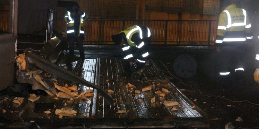 BEŞİKTAŞ'TA İKİ BİNANIN ÇATISI UÇTU