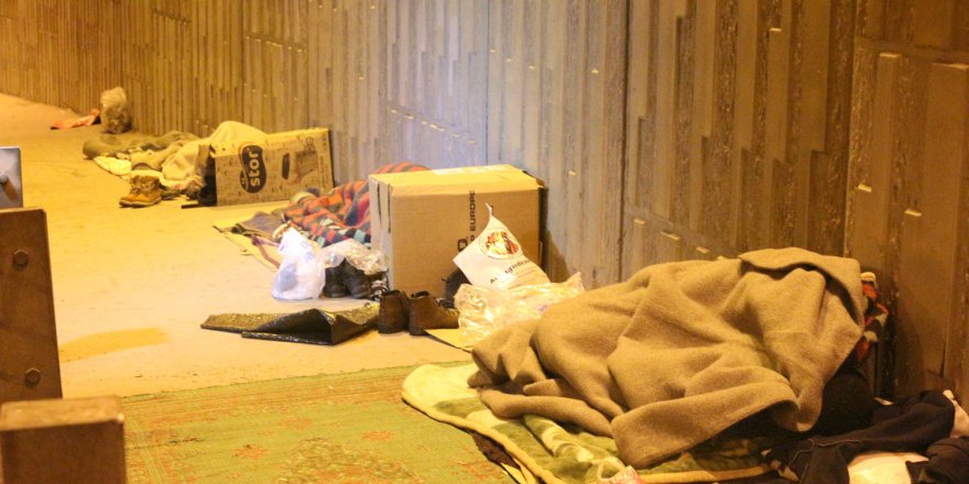 SOKAKTA KALAN 4 KİŞİ BELEDİYE EKİPLERİ TARAFINDAN ALINDI