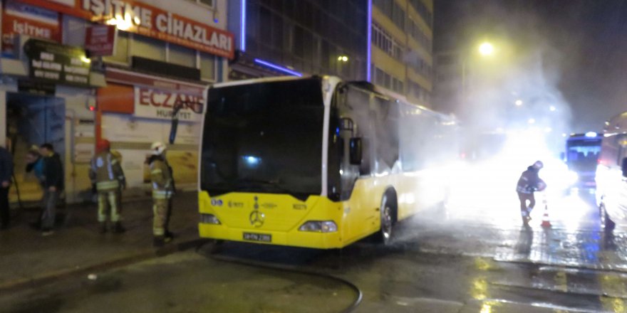 KADIKÖY'DE BELEDİYE OTOBÜSÜ ALEV ALEV YANDI 