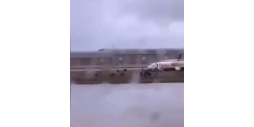 SABİHA GÖKÇEN'DE PİSTTEN ÇIKAN UÇAKTAN YOLCULARIN TAHLİYESİ (1)