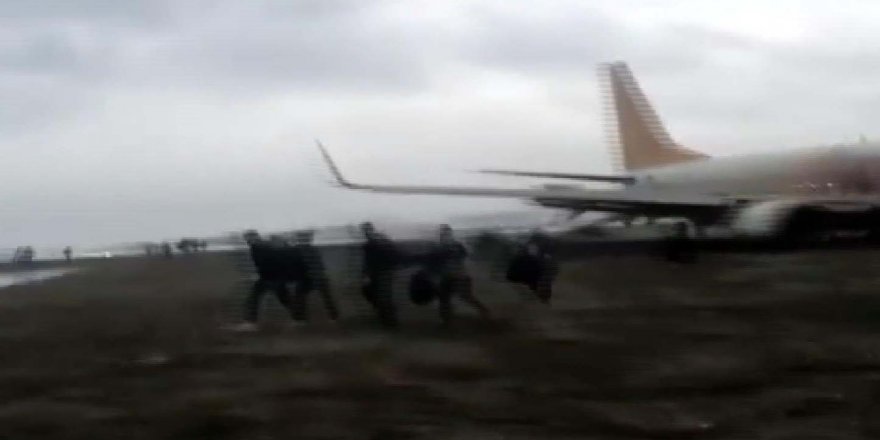 SABİHA GÖKÇEN'DE PİSTTEN ÇIKAN UÇAĞIN YOLCULARI TAHLİYEYİ ÇEKTİ