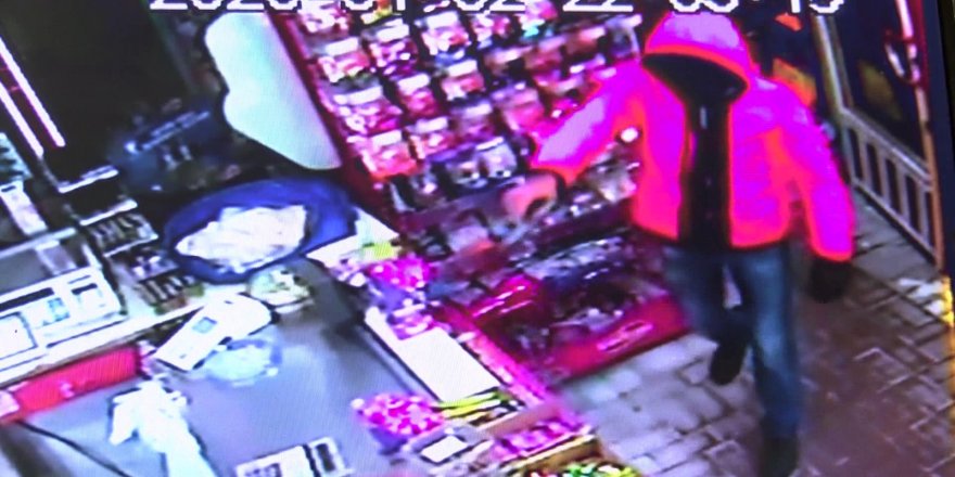 SULTANGAZİ'DE MASKELİ VE SİLAHLI SOYGUNCU DEHŞETİ KAMERADA