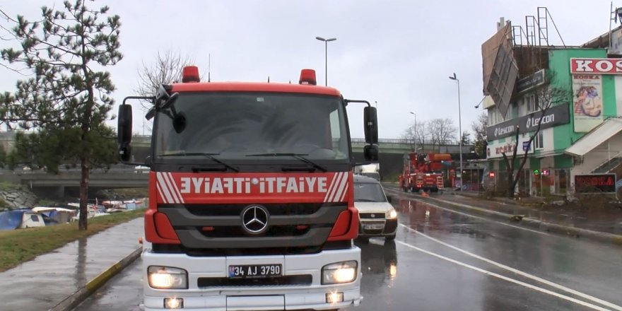 KÜÇÜKÇEKMECE'DE FIRTINA REKLAM PANOSUNU YERİNDEN SÖKTÜ