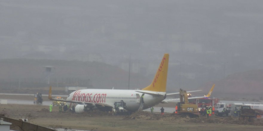 SABİHA GÖKÇEN'DE PİSTTEN ÇIKAN UÇAĞI KURTARMA ÇALIŞMASI YAPILIYOR (1)