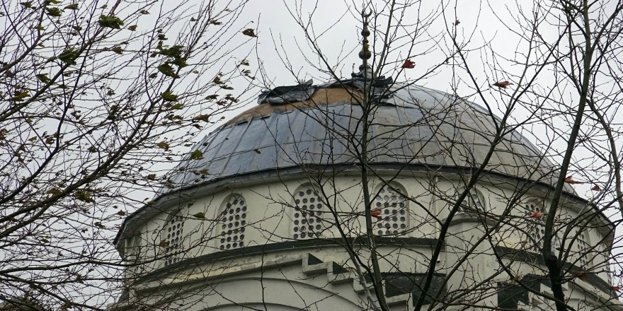 FIRTINA MİNARESİZ KALAN CAMİNİN KUBBESİNDEKİ KAPLAMAYI UÇURDU