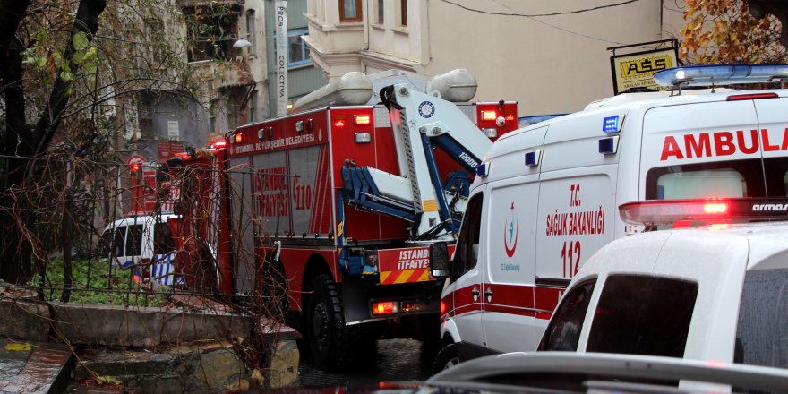 (GENİŞ HABER) BEYOĞLU'NDA METRUK BİNADA ÇÖKME