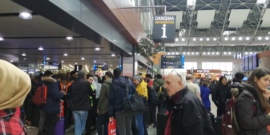 (GENİŞ HABER) SABİHA GÖKÇEN HAVALİMANI'NDA YOĞUNLUK; YOLCULARDAN ISLIKLI PROTESTO
