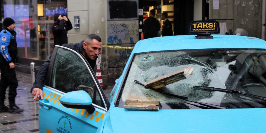 İSTİKLAL CADDESİ'NDE BİNADAN KOPAN BETON TAKSİYE OK GİBİ SAPLANDI