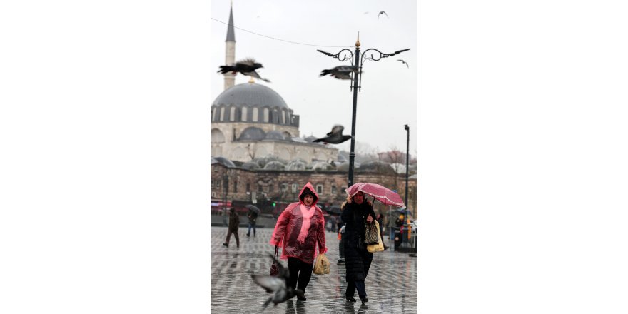 TURİSTLER RÜZGÂRA KARŞI ŞEMSİYELERİNİ KALKAN YAPTI