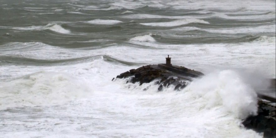 Arnavutköy Karaburun’da Dev Dalgalar Oluştu