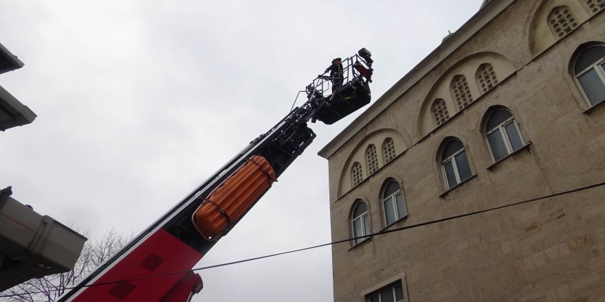 (EK BİLGİLERLE YENİDEN) - FIRTINA MİNARESİZ KALAN CAMİNİN KUBBESİNDEKİ KAPLAMAYI UÇURDU