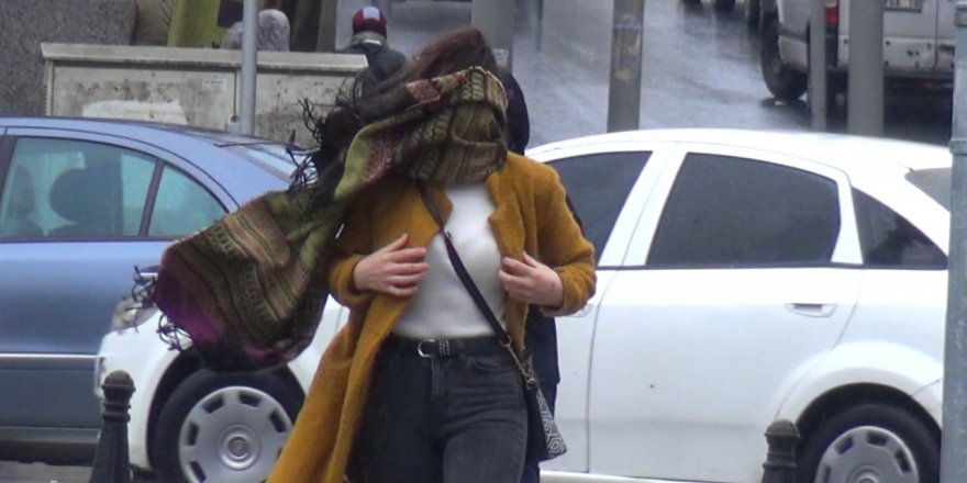 SİLİVRİ'DE FIRTINA ETKİLİ OLUYOR