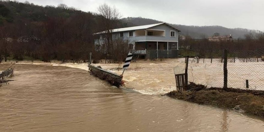 ŞİLE'DE DERE YÜKSELDİ, OTEL VE ÇAY BAHÇELERİNİ SU BASTI