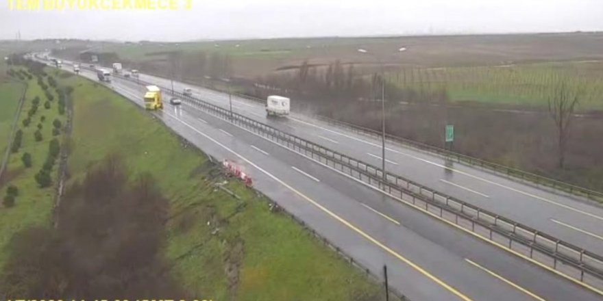 Tem Otoyolu’nu Kilitleyen Tır Kazası Kamerada