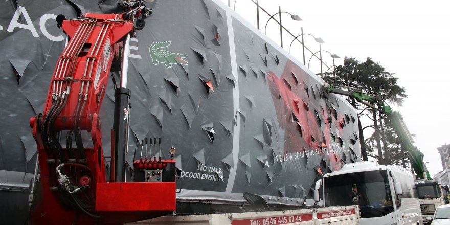 ŞİŞLİ'DE REKLAM PANOSUNDAN KOPAN PARÇA KAFASINA DÜŞEN KİŞİ ÖLDÜ