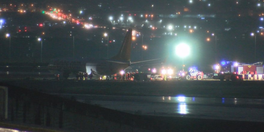 PİSTTEN ÇIKAN UÇAĞI KURTARMA ÇALIŞMALARI DEVAM EDİYOR