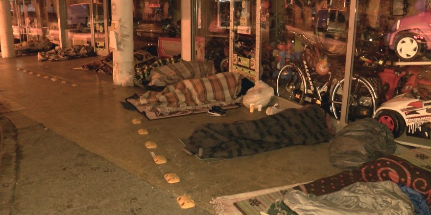 EVSİZLER HASTALIK KORKUSUNDAN BAKIM EVLERİ YERİNE SOKAKLARI TERCİH EDİYOR