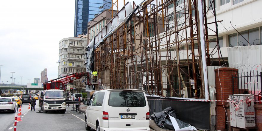 ŞİŞLİ'DE FIRTINADA ÖLÜM: REKLAM PANOSU KALDIRILIYOR