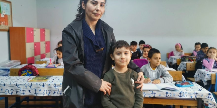 ANNE KUCAĞINDA ONLARCA BASAMAK ÇIKAN DMD'Lİ ÖĞRENCİNİN SINIFI TAŞINDI