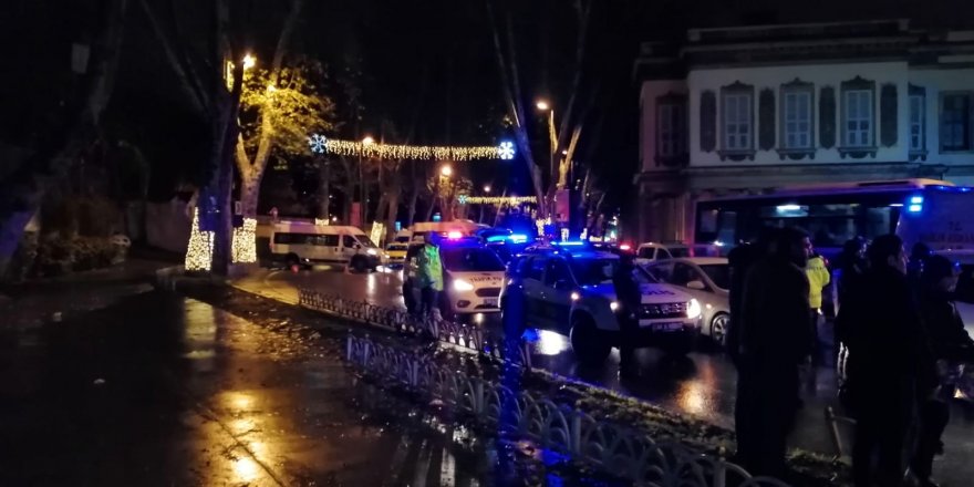 MİNİBÜSLE ASFALT ARASINDA SIKIŞAN SÜRÜCÜYÜ İTFAİYE EKİPLERİ KURTARDI 