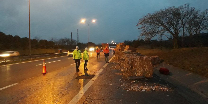 BÜYÜKÇEKMECE TEM'DE KAĞIT BALYALARI YOLA DEVRİLDİ, TRAFİK YOĞUNLUĞU OLUŞTU 