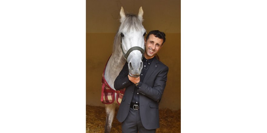 ZİRVEDEKİ JOKEY GÖKHAN KOCAKAYA: 'EN AZ 250 YARIŞ KAZANMALIYIM' DİYEREK ÇITAYI BELİRLEDİM