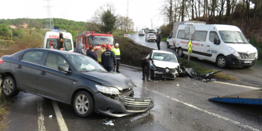 BEYKOZ'DA 2 OTOMOBİL KAFA KAFAYA ÇARPIŞTI
