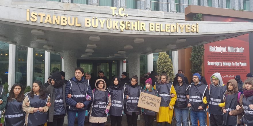 İBB ÖNÜNDE ATLAR İÇİN YAŞAM ZİNCİRİ