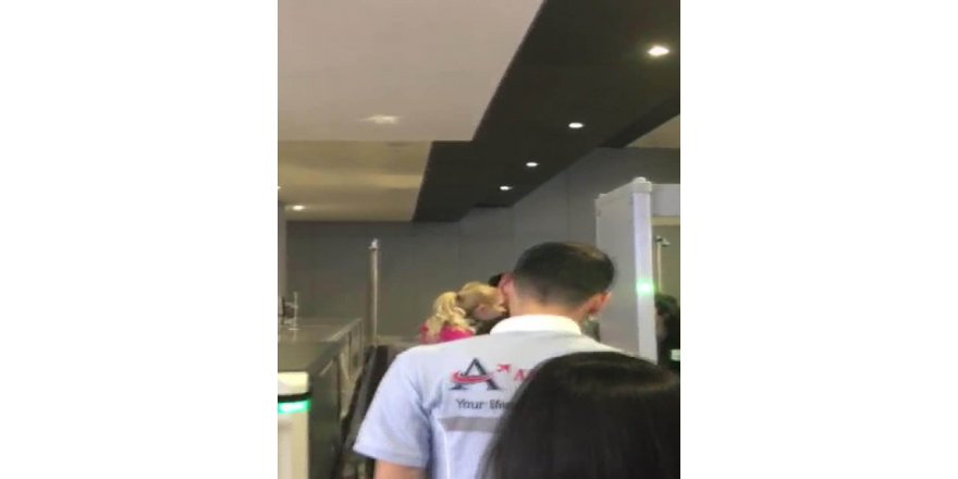 ALEYNA TİLKİ HAVALİMANINDA OLAY ÇIKARDI (1) 