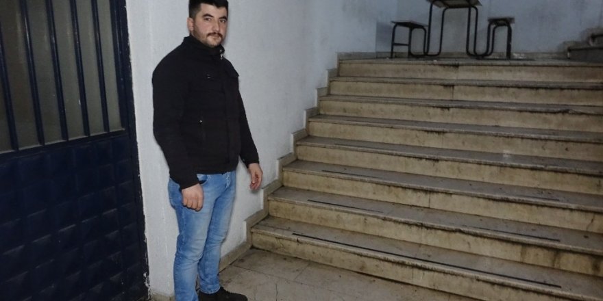 Yağmurda Islanan Köpeği Kazağını Çıkarıp Kurulayan Vatandaş İçleri Isıttı