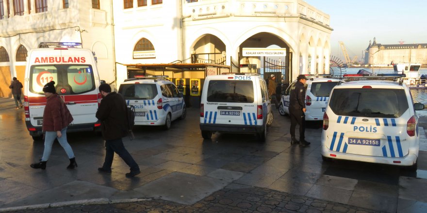 KADIKÖY'DE DENİZDEN CESET ÇIKTI; MERAKLI VATANDAŞLAR POLİSE ZOR ANLAR YAŞATTI