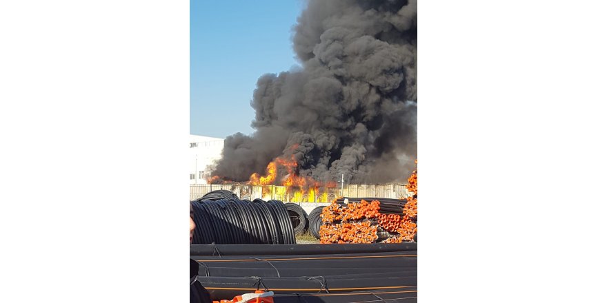 PENDİK'TE PLASTİK GERİ DÖNÜŞÜM TESİSİNDE YANGIN