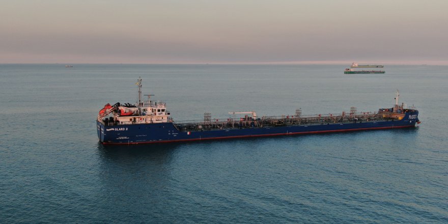 KİLYOS'TA BALIKÇI TEKNESİNİ BATIRAN TANKER HAVADAN FOTOĞRAFLANDI