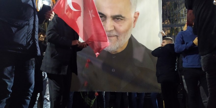 Kasım Süleymani, İran Konsolosluğu Önünde Karanfillerle Anıldı