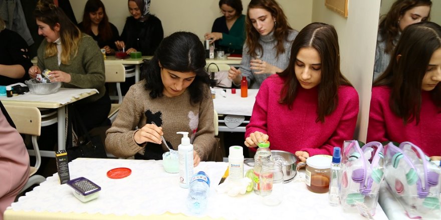 BAĞCILAR'DA KADINLAR ALDIKLARI EĞİTİM İLE EV EKONOMİLERİNE KATKIDA BULUNUYOR