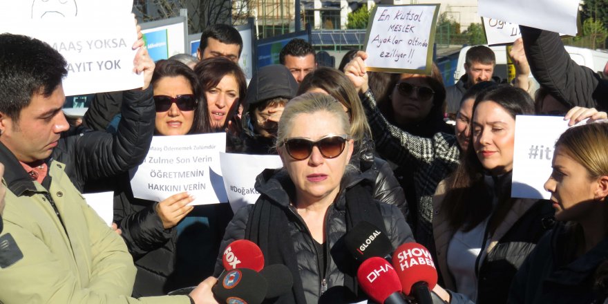 DOĞA KOLEJİ ÖNÜNDE VELİLERDEN ÖĞRETMENLER İÇİN EYLEM 