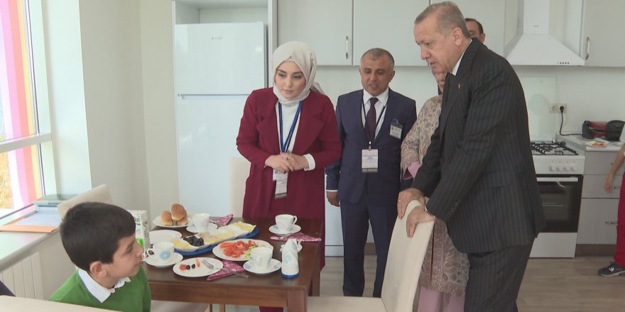   OTİZMLİ YUNUS EMRE HAFIZASIYLA HERKESİ ŞAŞIRTIYOR