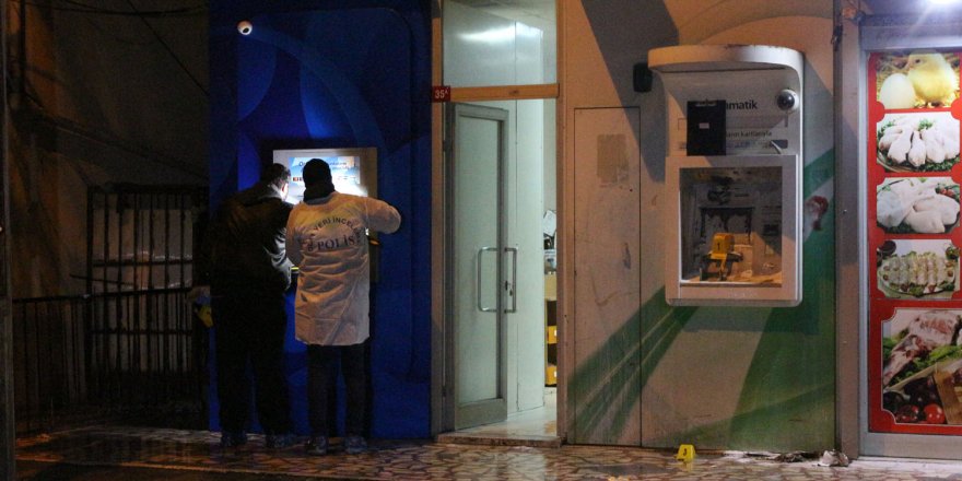SULTANBEYLİ'DE ATM'LERİ ATEŞE VERİP KAÇTILAR