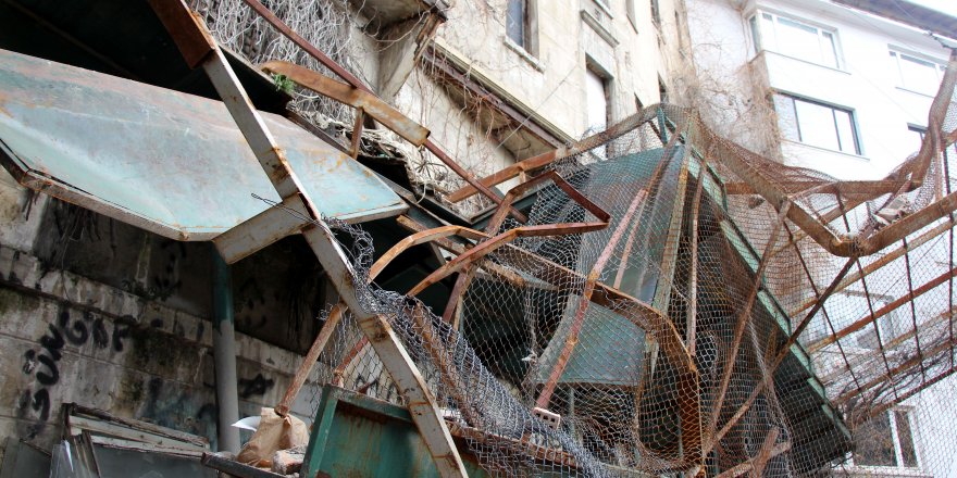 BEYOĞLU'NDAKİ TARİHİ APARTMAN TEHLİKE SAÇIYOR