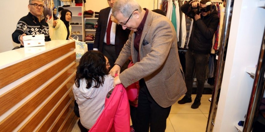 Başkan Deniz Köken, Çocuklara Bot Ve Mont Hediye Etti