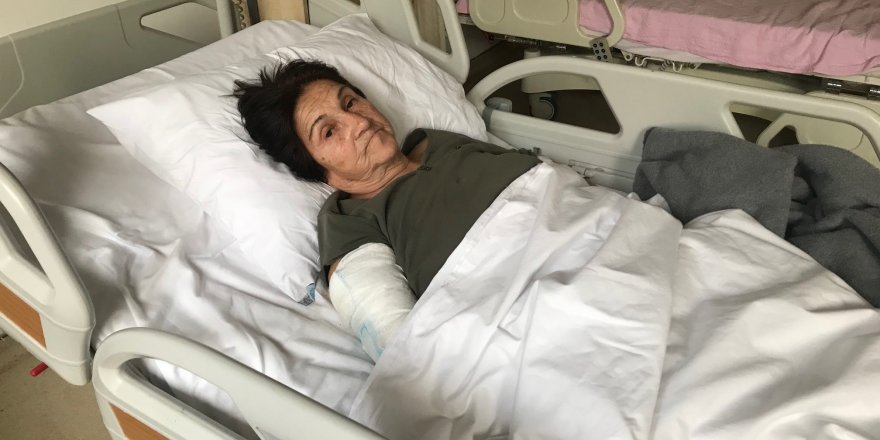 ÇEKİCİNİN KALDIRDIĞI ARAÇTAN DÜŞEN YAŞLI KADIN O ANLARI ANLATTI
