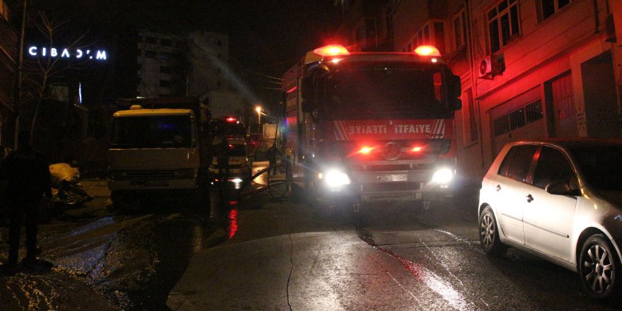 BEYOĞLU'NDA YABANCI UYRUKLULARIN KALDIĞI BİNADA KORKUTAN YANGIN