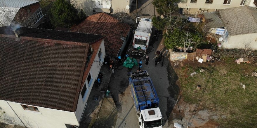 Pendik’te Bir Evden Yaklaşık 20 Ton Çöp Çıkarıldı
