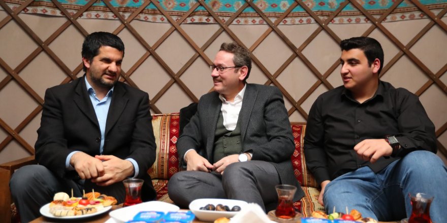 BAŞKAN KARTOĞLU OTAĞ ÇADIRINDA GÖRME ENGELLİLERE KİTAP OKUDU