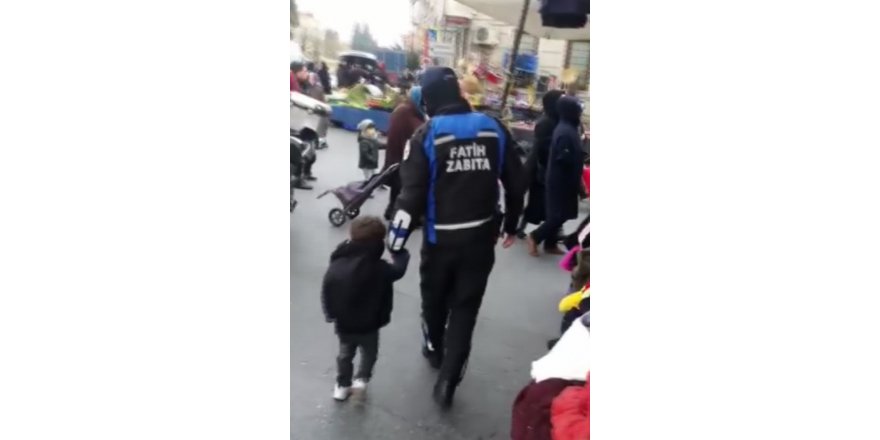 FATİH'TE PAZARDA KAYBOLAN 3 YAŞINDAKİ ÇOCUĞA MONTUNU GİYDİRDİ