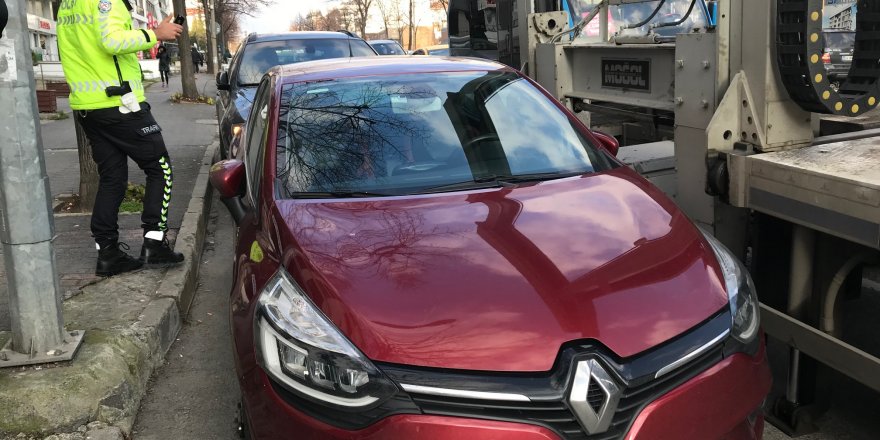 YAŞLI KADININ DÜŞTÜĞÜ CADDEDE ARAÇLAR ÇEKİLMEYE DEVAM EDİYOR